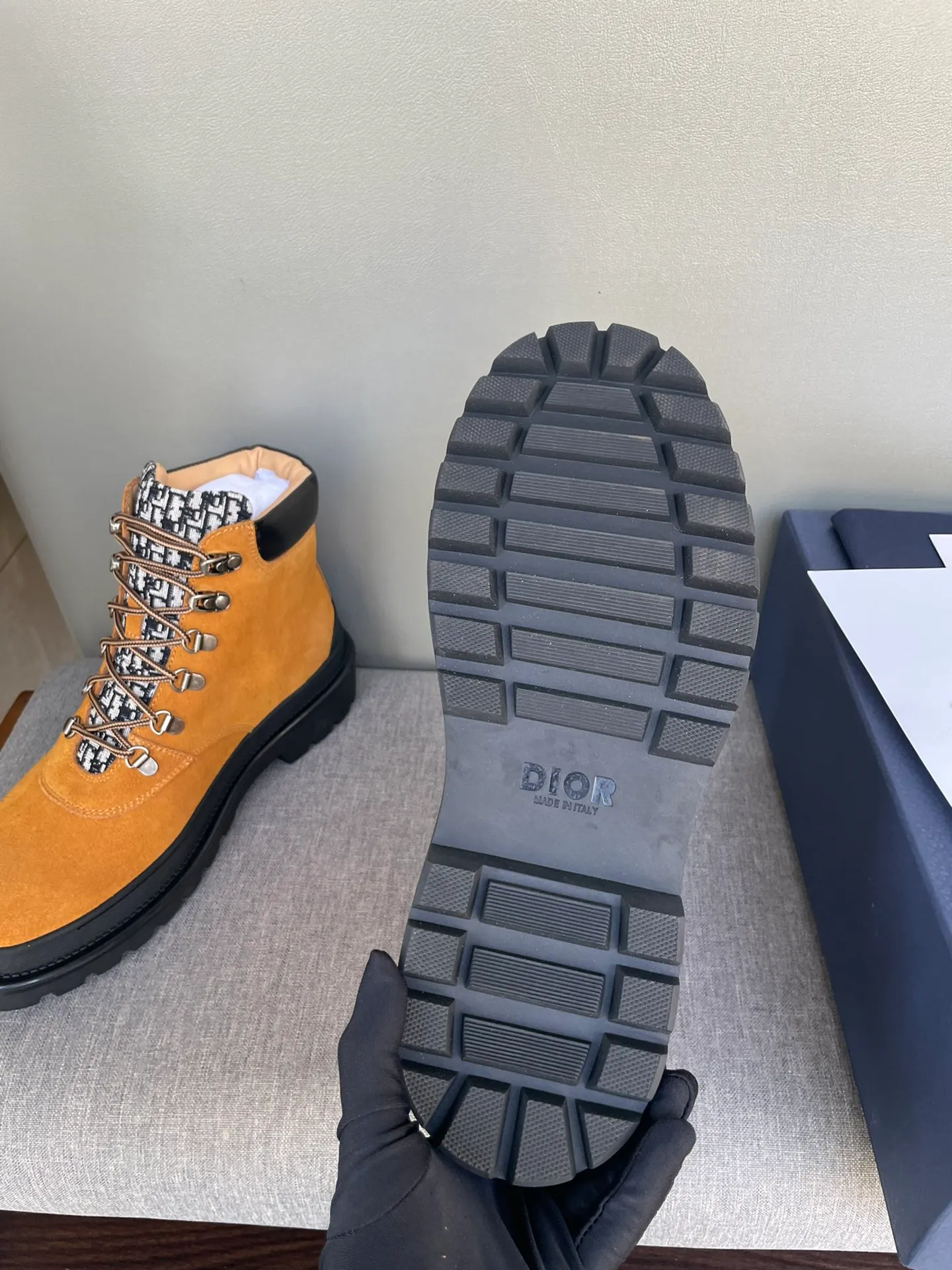 [DIOR] Top P: 1000💰 Number of yards: 39~44 (38.45 custom-made, non-refundable) Dior Dior~ Winter series, original 1:1 development Casual men's leather shoes Heavy investment, shoes and boots are made of imported cowhide + imported Dior special fabric Not easy to deform black cowhide lining Dior large hardware inlay Original TPU vacuum outsole, black cowhide Black open edge beads Military green suede Black suede Khaki suede leather is crafted by a large factory, and the perfect product is only prepared for you who know your taste! Any comparisons are welcome.